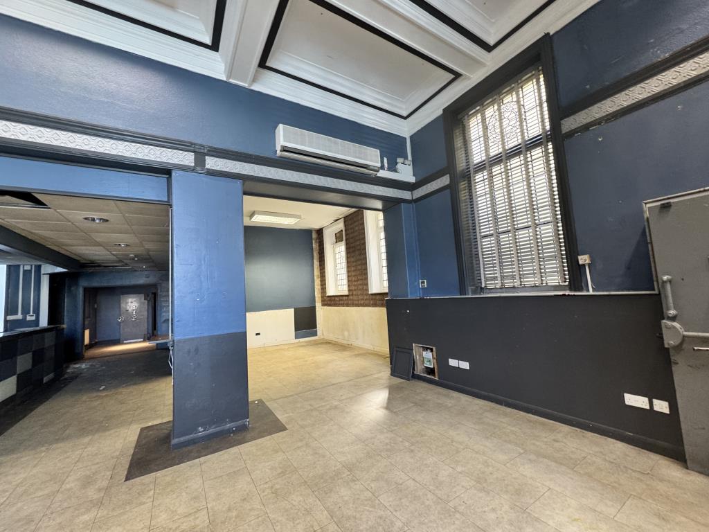 Lot: 61 - BAR IN CENTRAL NEWQUAY WITH POTENTIAL - Bar area